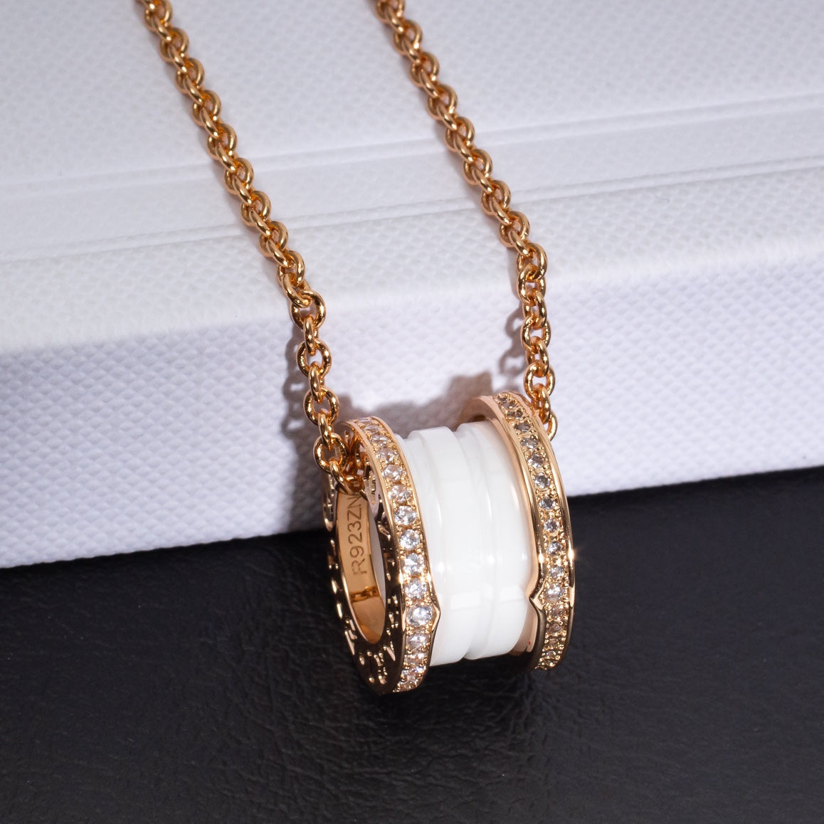 [Love's Uplift]ZERO 1 WHITE CERAMIC PINK GOLD DIAMOND NECKLACE