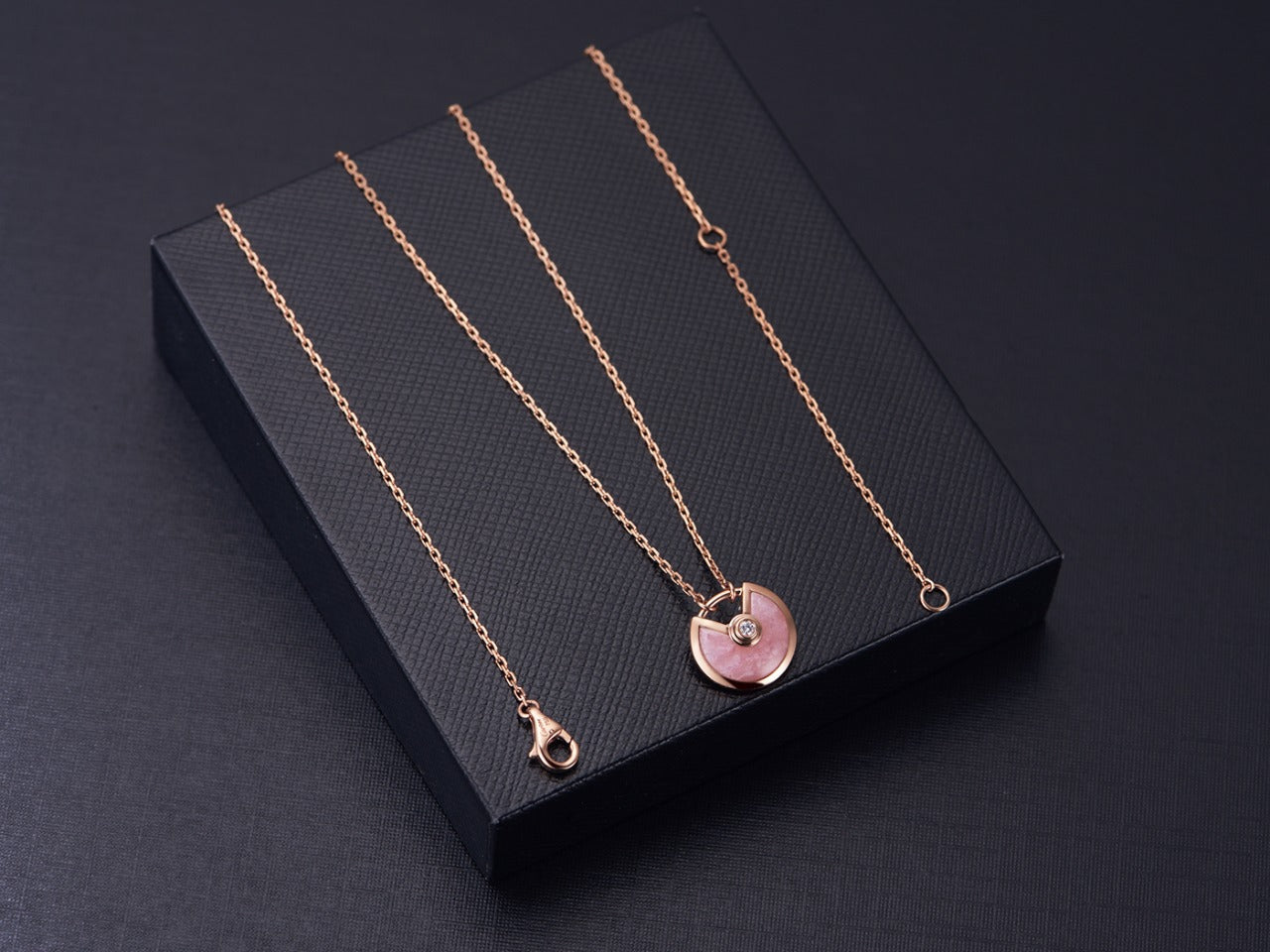[Love's Uplift]AMULETTE ROSE GOLD PINK MOP NECKLACE