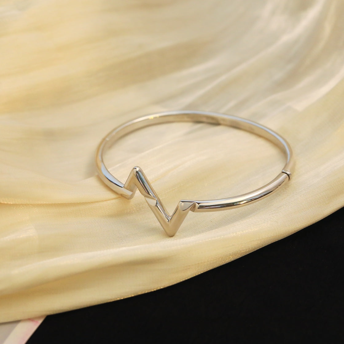 [Love's Uplift]VOLTE UPSITE DOWN BRACELET
