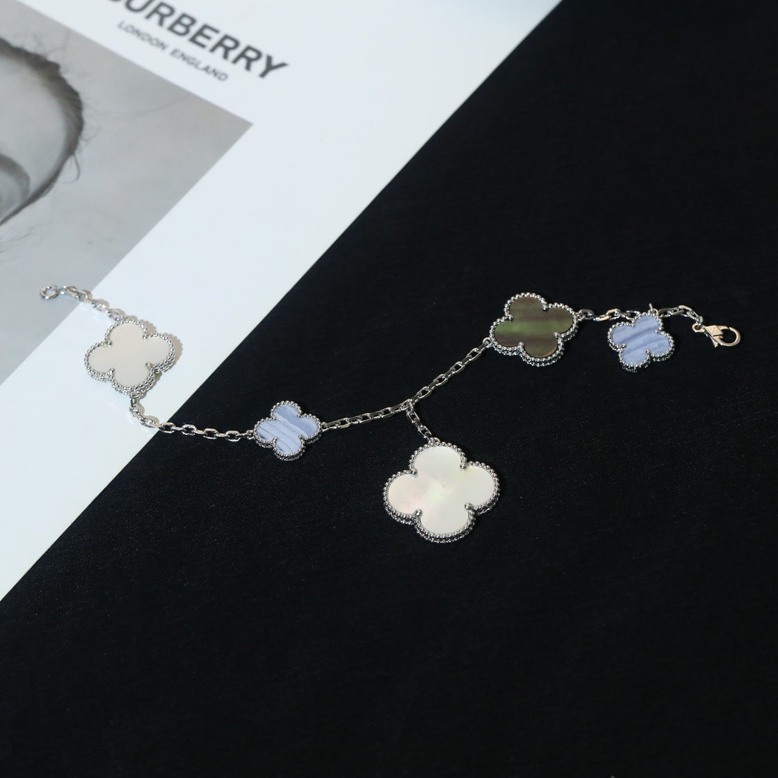 [Love's Uplift]CLOVER BRACELET 5 MOTIFS MOP CHALCEDONY SILVER