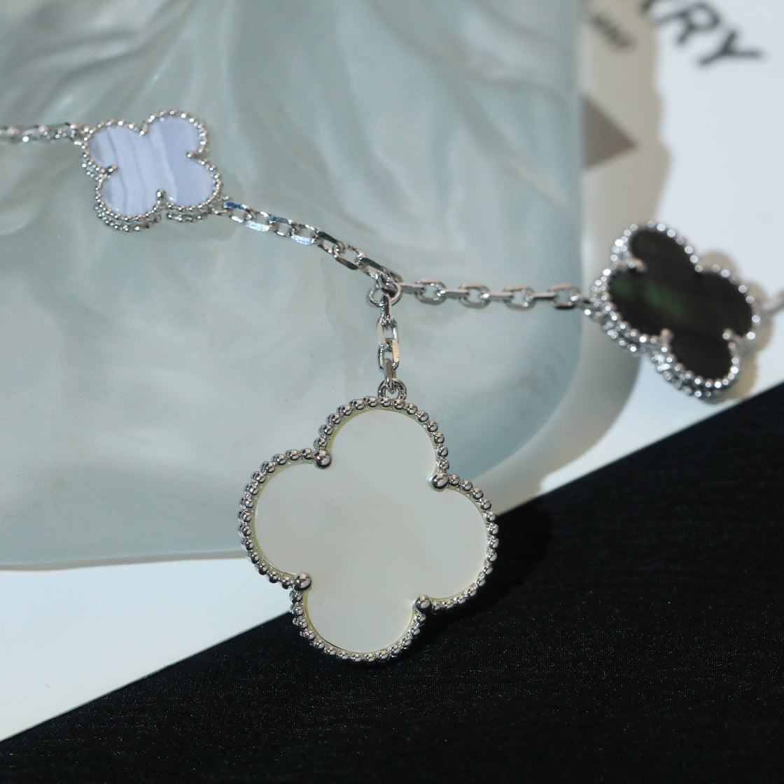 [Love's Uplift]CLOVER BRACELET 5 MOTIFS MOP CHALCEDONY SILVER