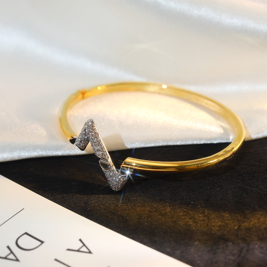 [Love's Uplift]VOLTE UPSITE DOWN GOLD DIAMOND BRACELET