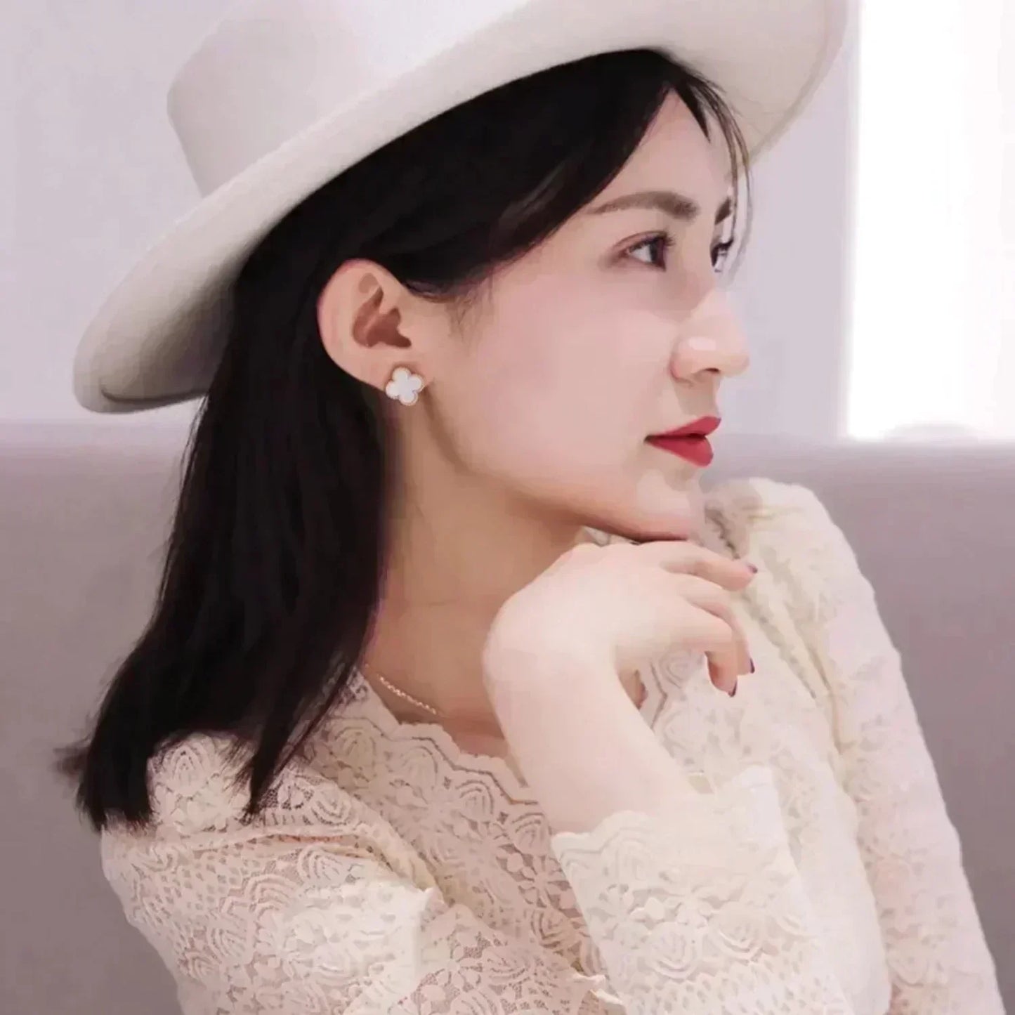 [Love's Uplift]CLOVER MEDIUM 1 MOTIFS  WHITE MOP STUD EARRINGS