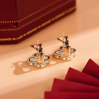 [Love's Uplift]CLOVER MEDIUM 1 MOTIFS  WHITE MOP STUD EARRINGS