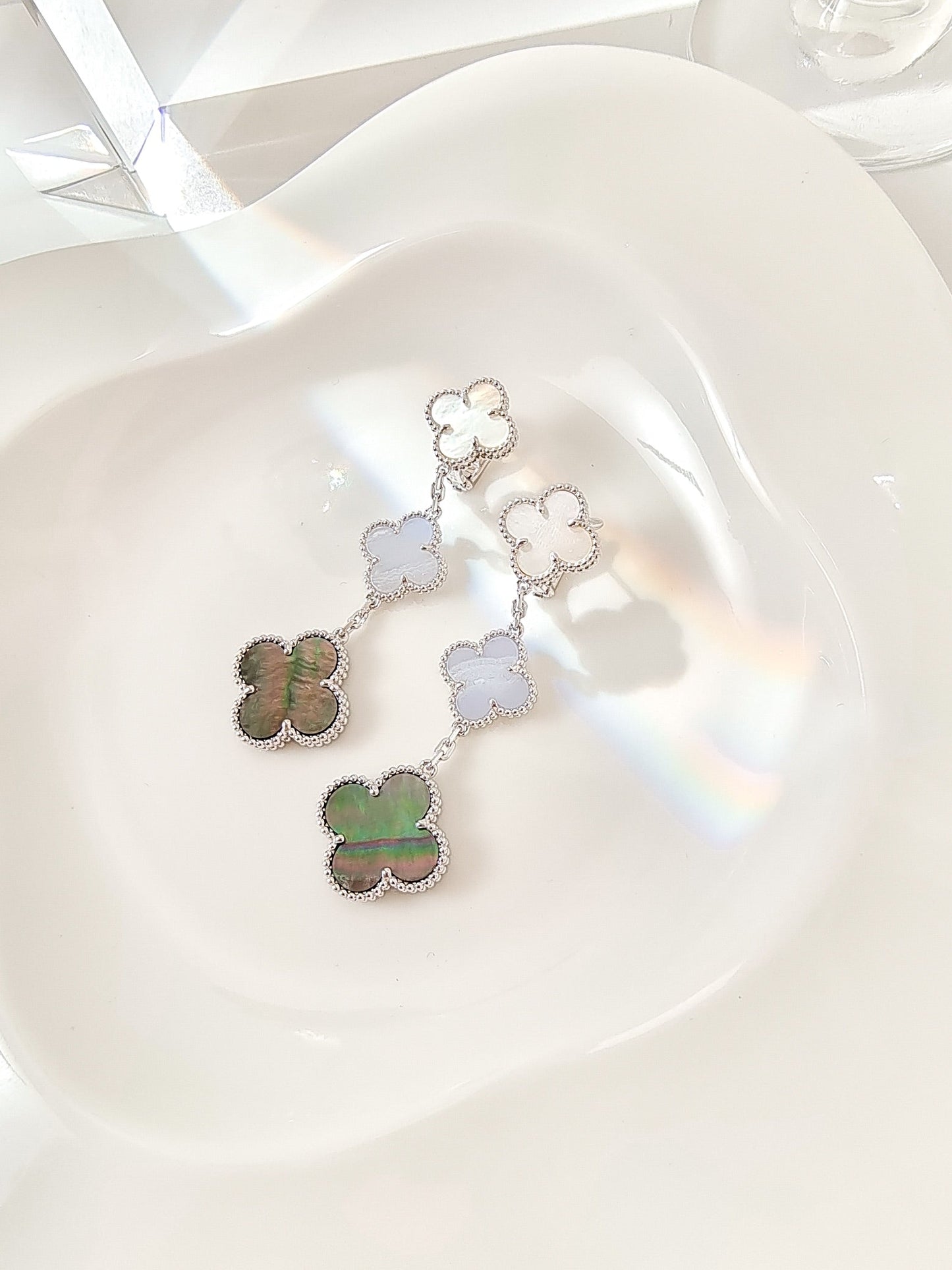 [Love's Uplift]CLOVER 3 MOTIFS CHALCEDONY DARK MOP SILVER EARRINGS