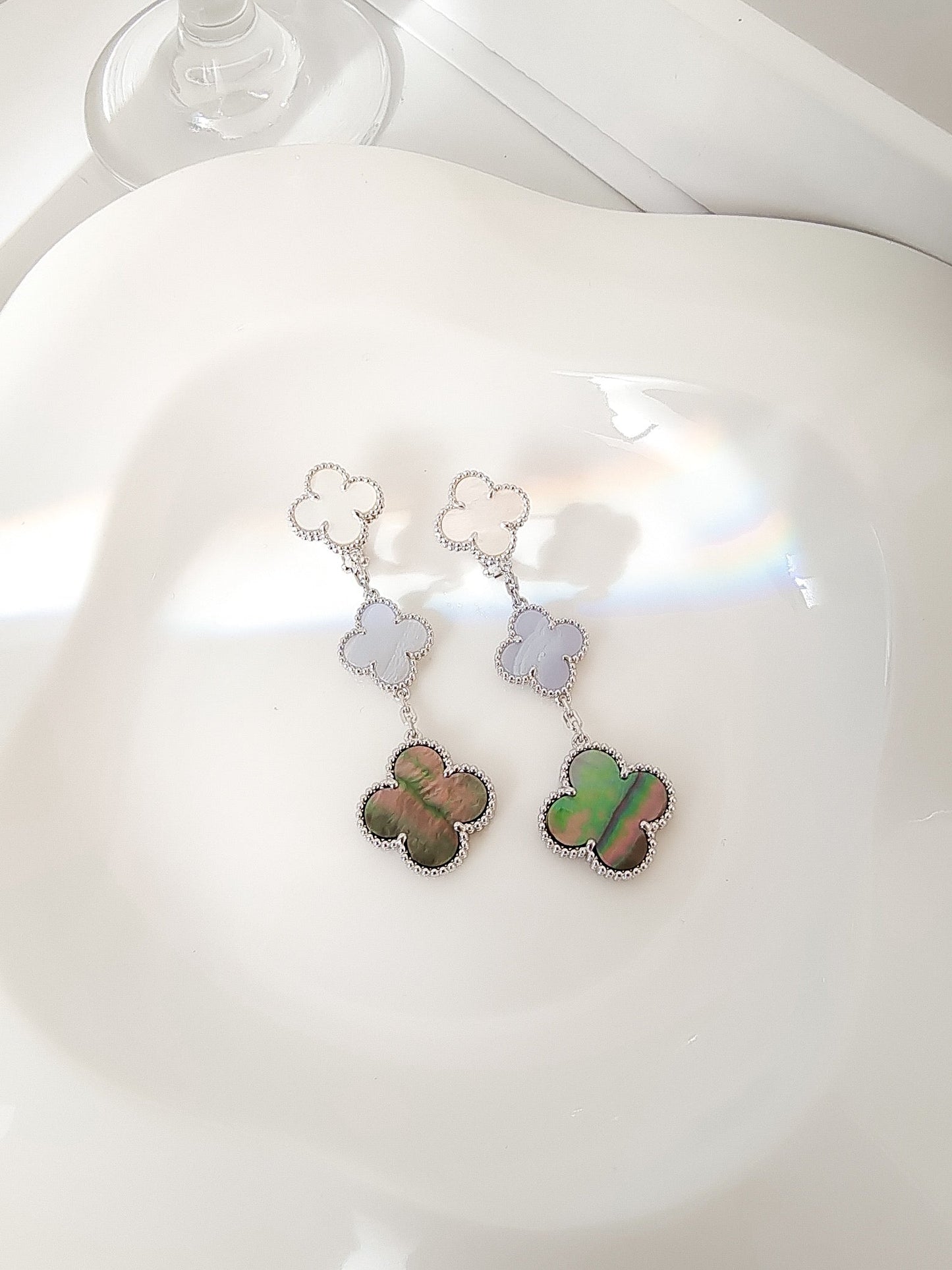 [Love's Uplift]CLOVER 3 MOTIFS CHALCEDONY DARK MOP SILVER EARRINGS