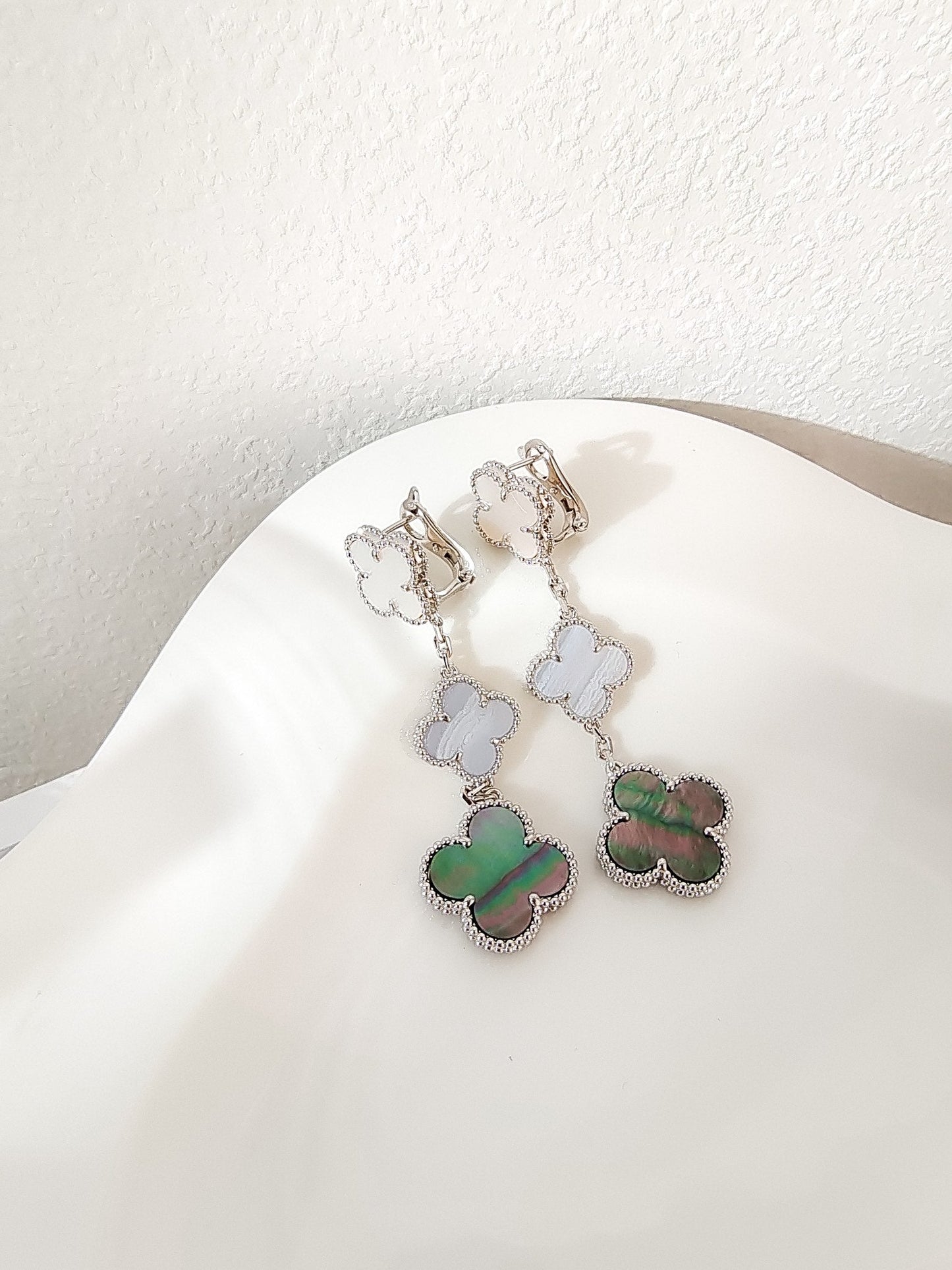 [Love's Uplift]CLOVER 3 MOTIFS CHALCEDONY DARK MOP SILVER EARRINGS