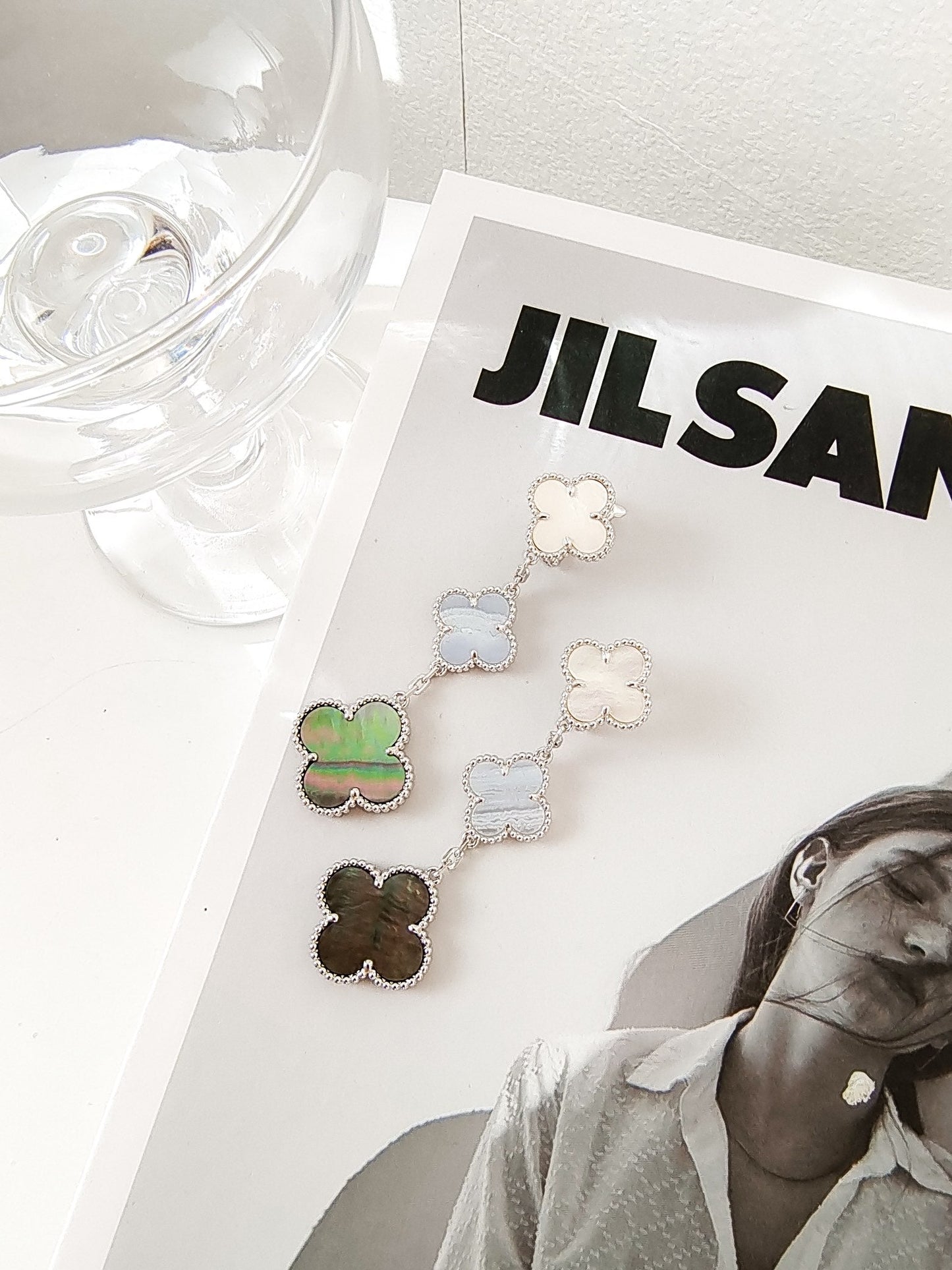 [Love's Uplift]CLOVER 3 MOTIFS CHALCEDONY DARK MOP SILVER EARRINGS