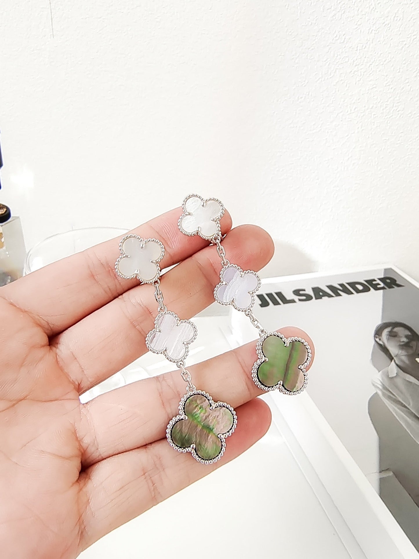[Love's Uplift]CLOVER 3 MOTIFS CHALCEDONY DARK MOP SILVER EARRINGS