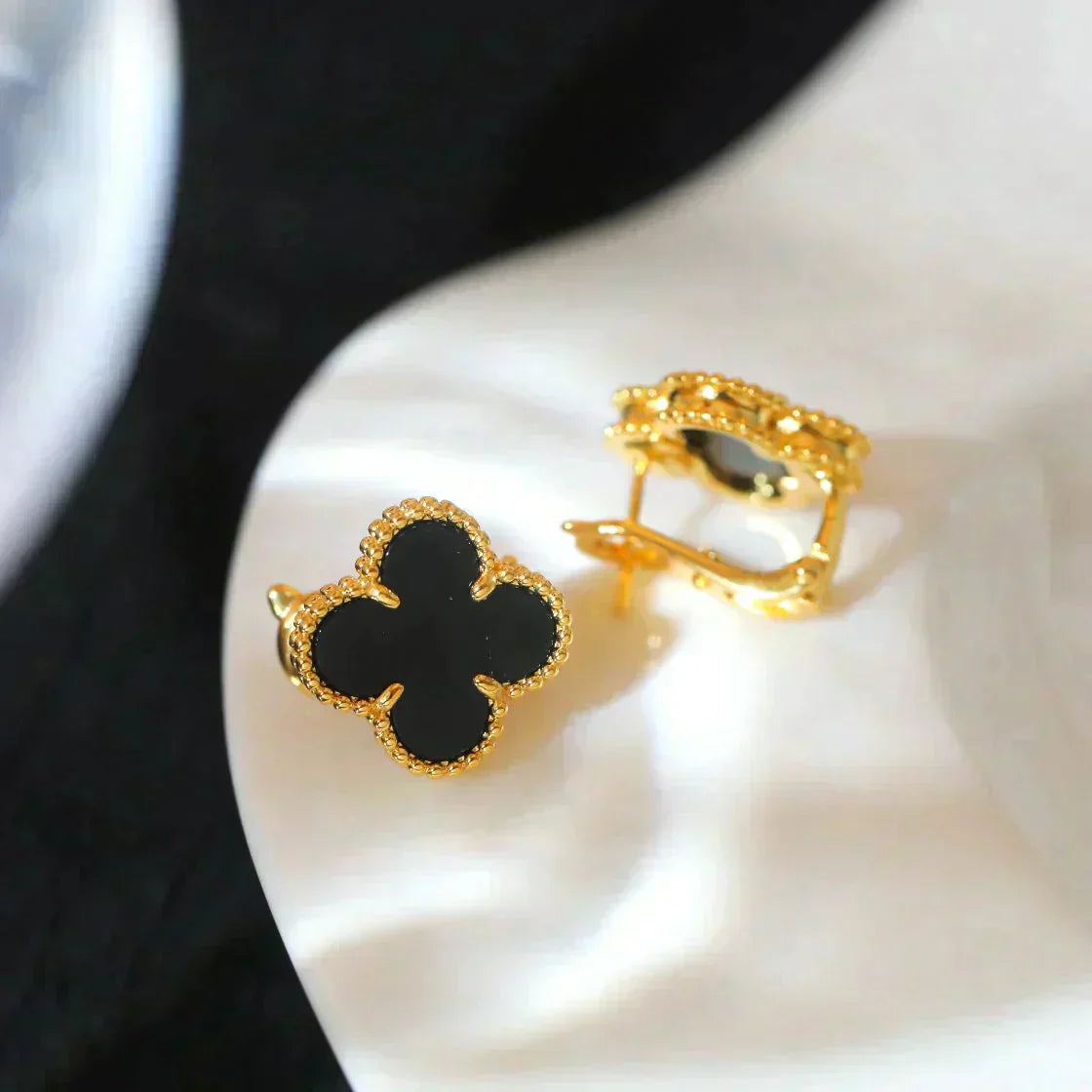 [Love's Uplift]CLOVER MEDIUM 1 MOTIFS  ONYX STUD EARRINGS