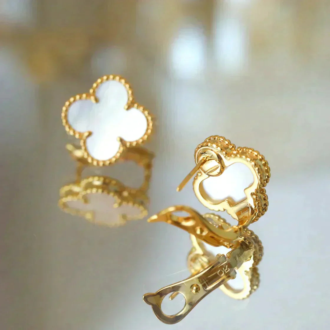 [Love's Uplift]CLOVER MEDIUM 1 MOTIFS  WHITE MOP STUD EARRINGS
