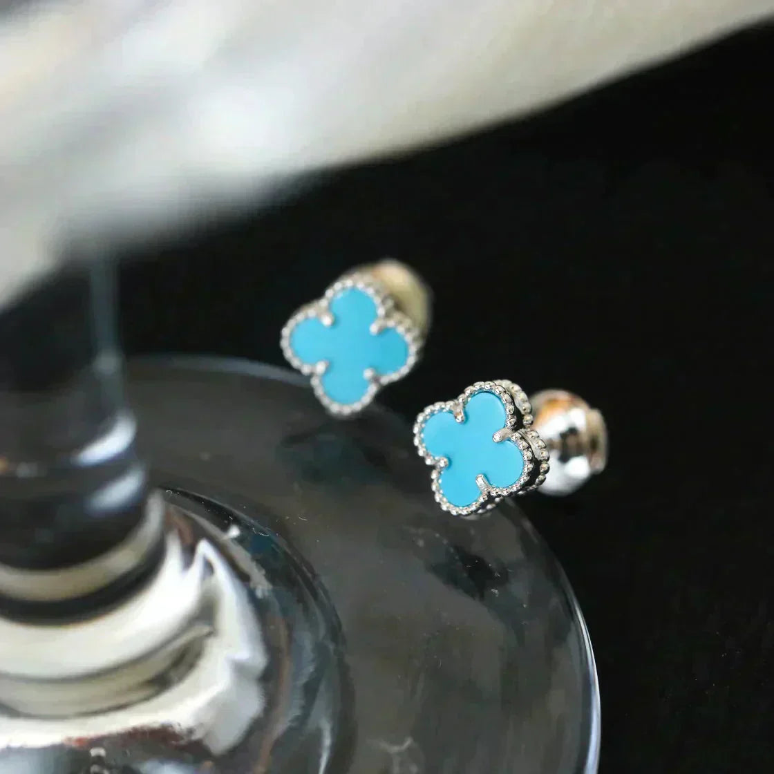 [Love's Uplift]CLOVER MINI 9.5MM ONYX STUD EARRINGS SILVER