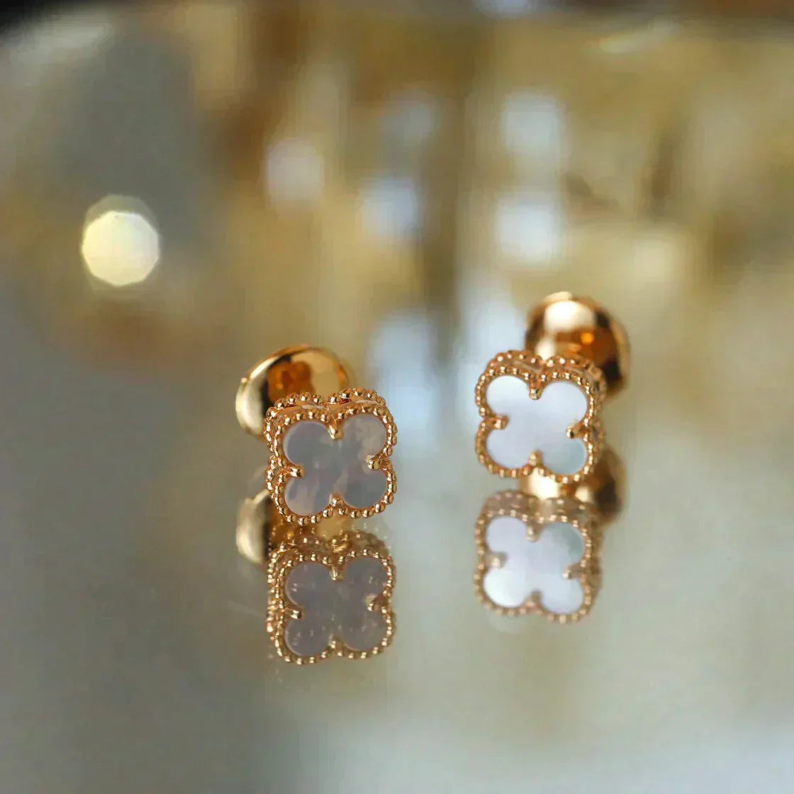 [Love's Uplift]CLOVER MINI 9.5MM WHITE MOP EARRINGS