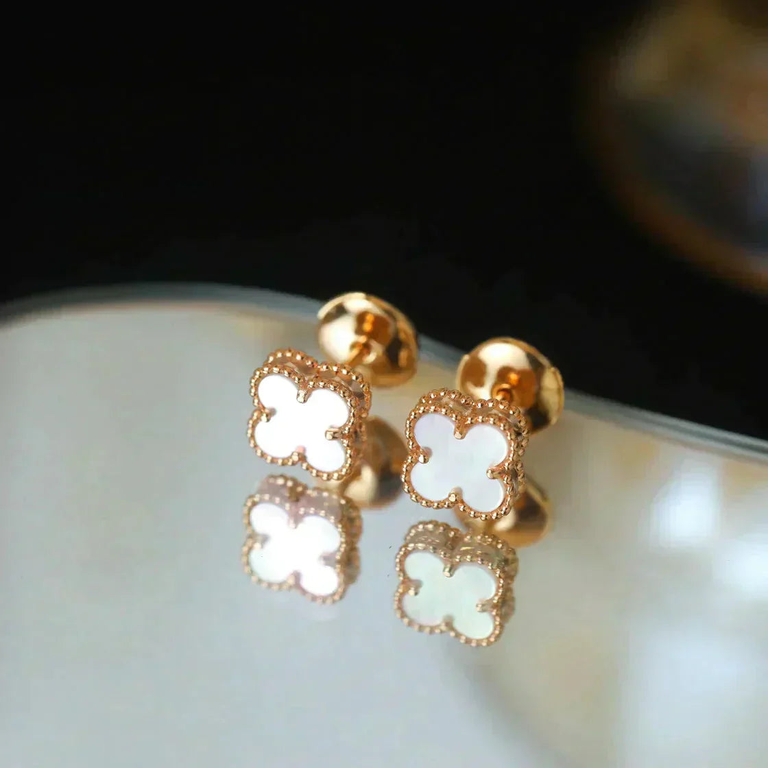[Love's Uplift]CLOVER MINI 9.5MM WHITE MOP EARRINGS