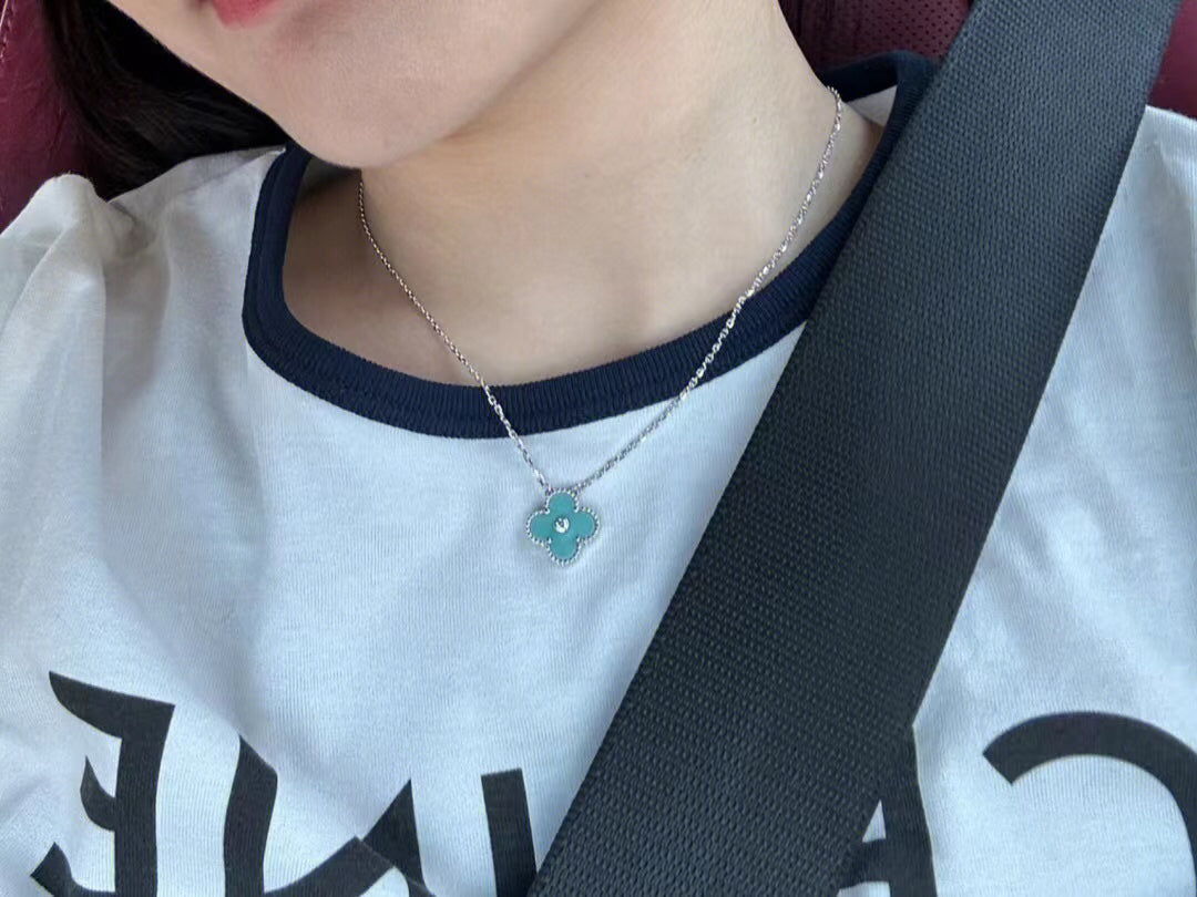 [Love's Uplift]CLOVER 1 DIAMOND LIGHT BLUE SILVER NECKLACE