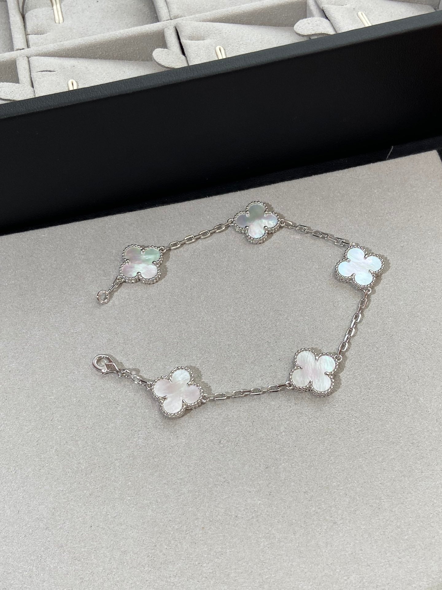 [Love's Uplift]CLOVER SILVER MOP 5 MOTIF BRACELET