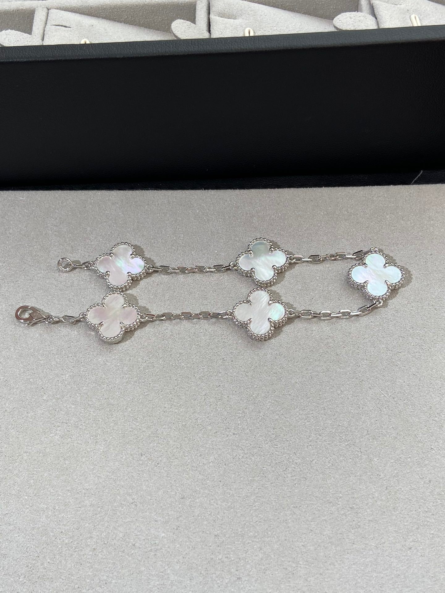 [Love's Uplift]CLOVER SILVER MOP 5 MOTIF BRACELET