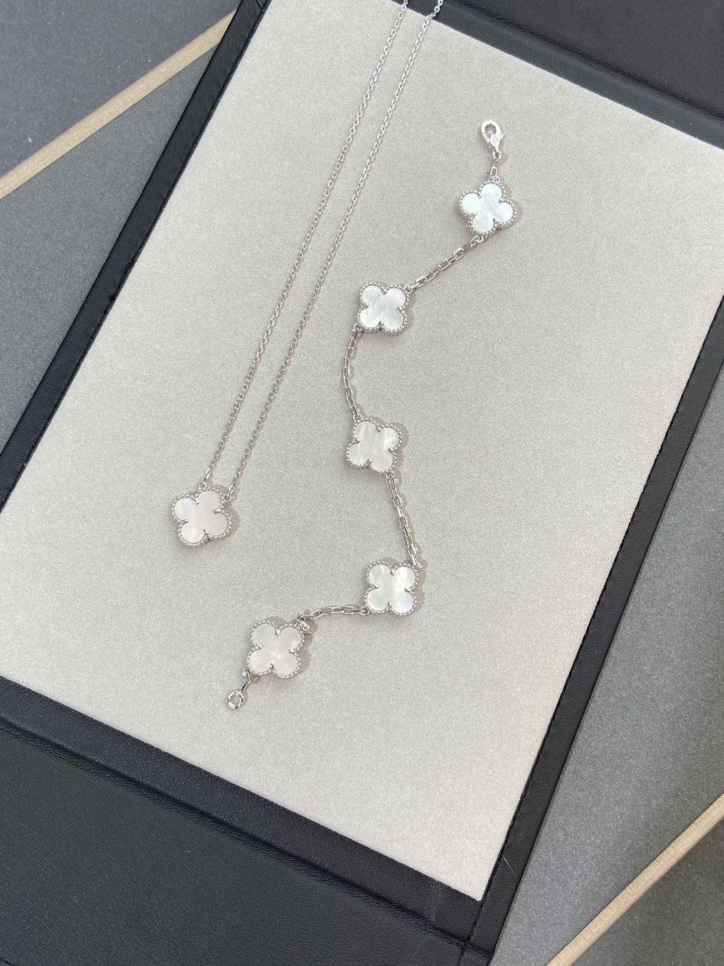 [Love's Uplift]CLOVER SILVER MOP 5 MOTIF BRACELET