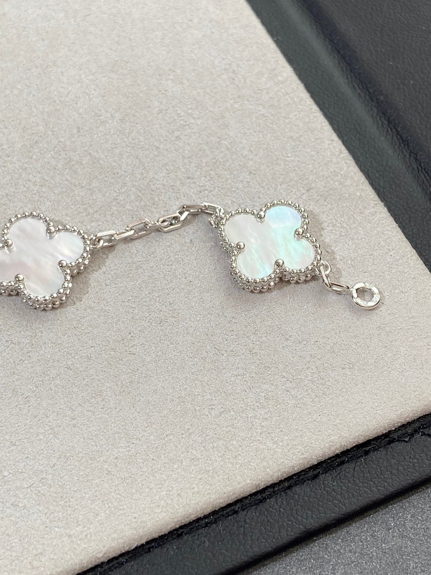 [Love's Uplift]CLOVER WHITE PEARL MOP 5 MOTIF BRACELET COLLECTION