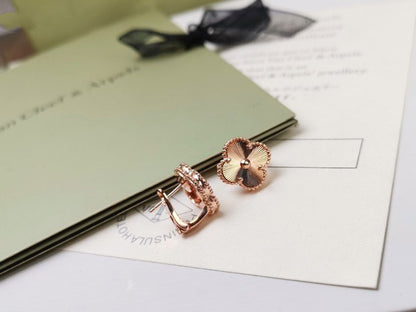 [Love's Uplift]CLOVER MEDIUM STUD EARRINGS