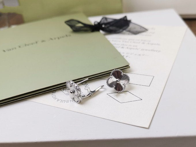 [Love's Uplift]CLOVER MEDIUM STUD EARRINGS
