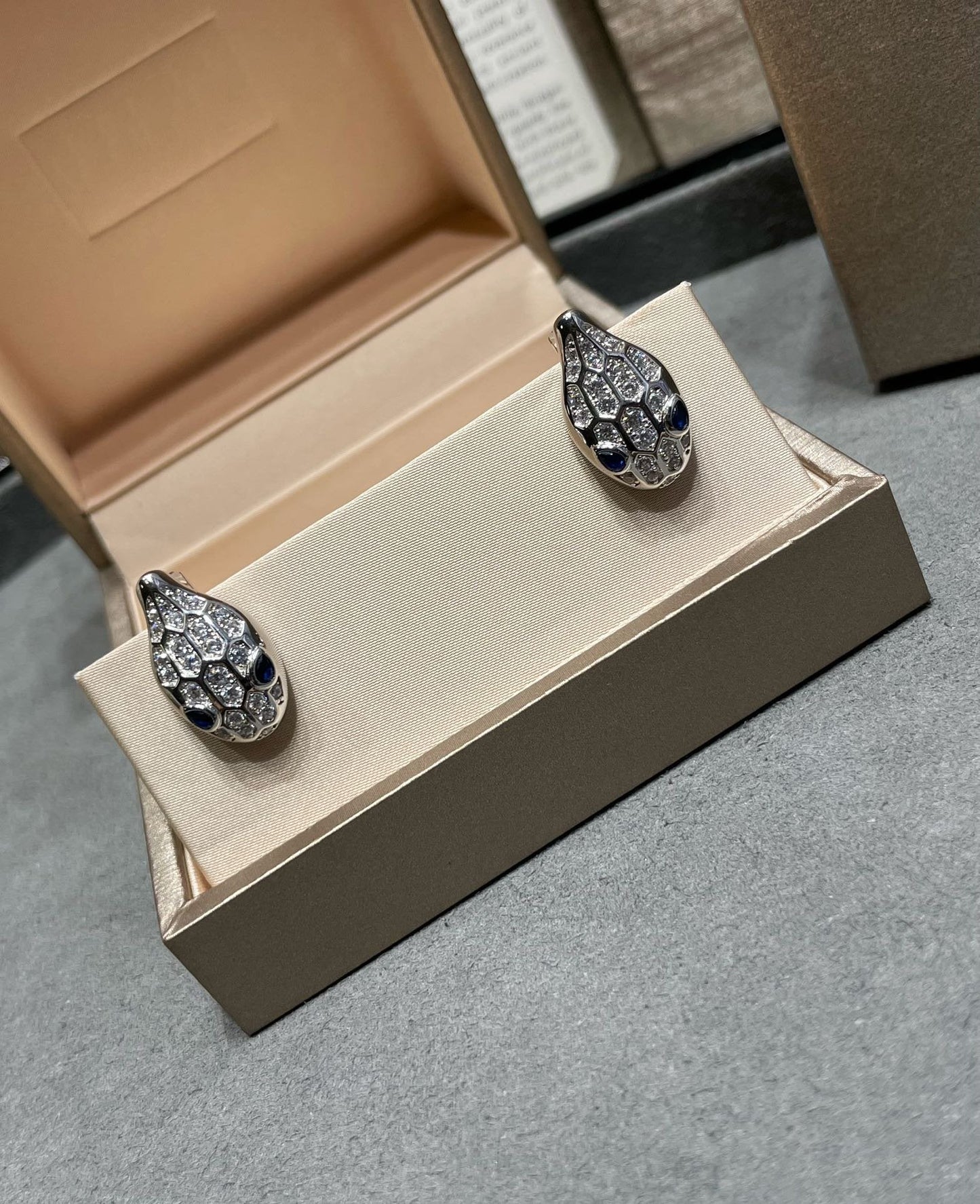 [Love's Uplift]SERPENT DIAMOND STUD EARRINGS