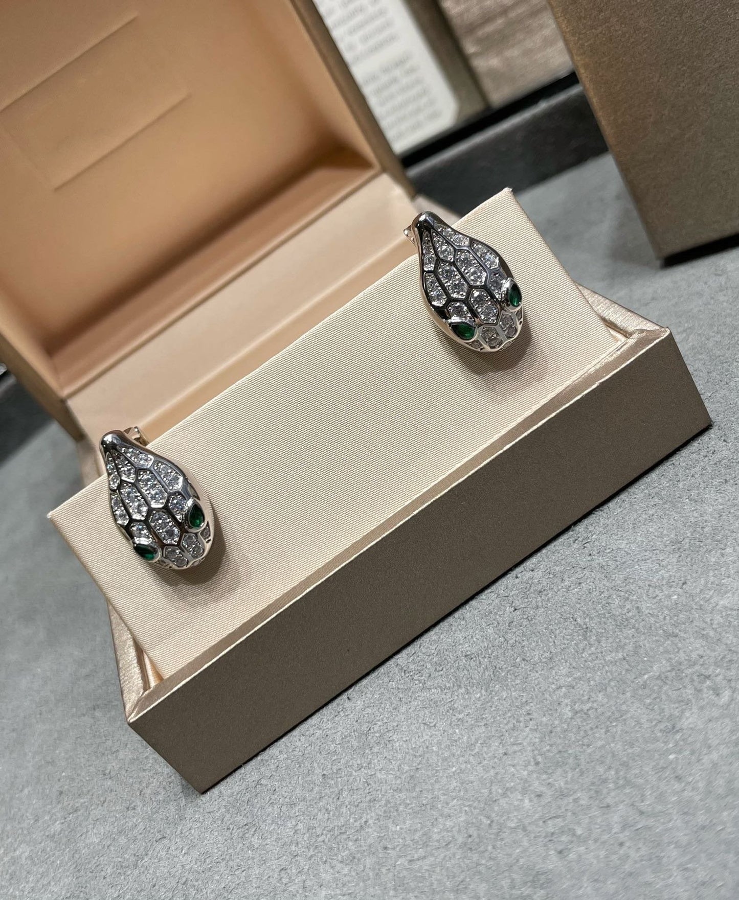 [Love's Uplift]SERPENT DIAMOND STUD EARRINGS