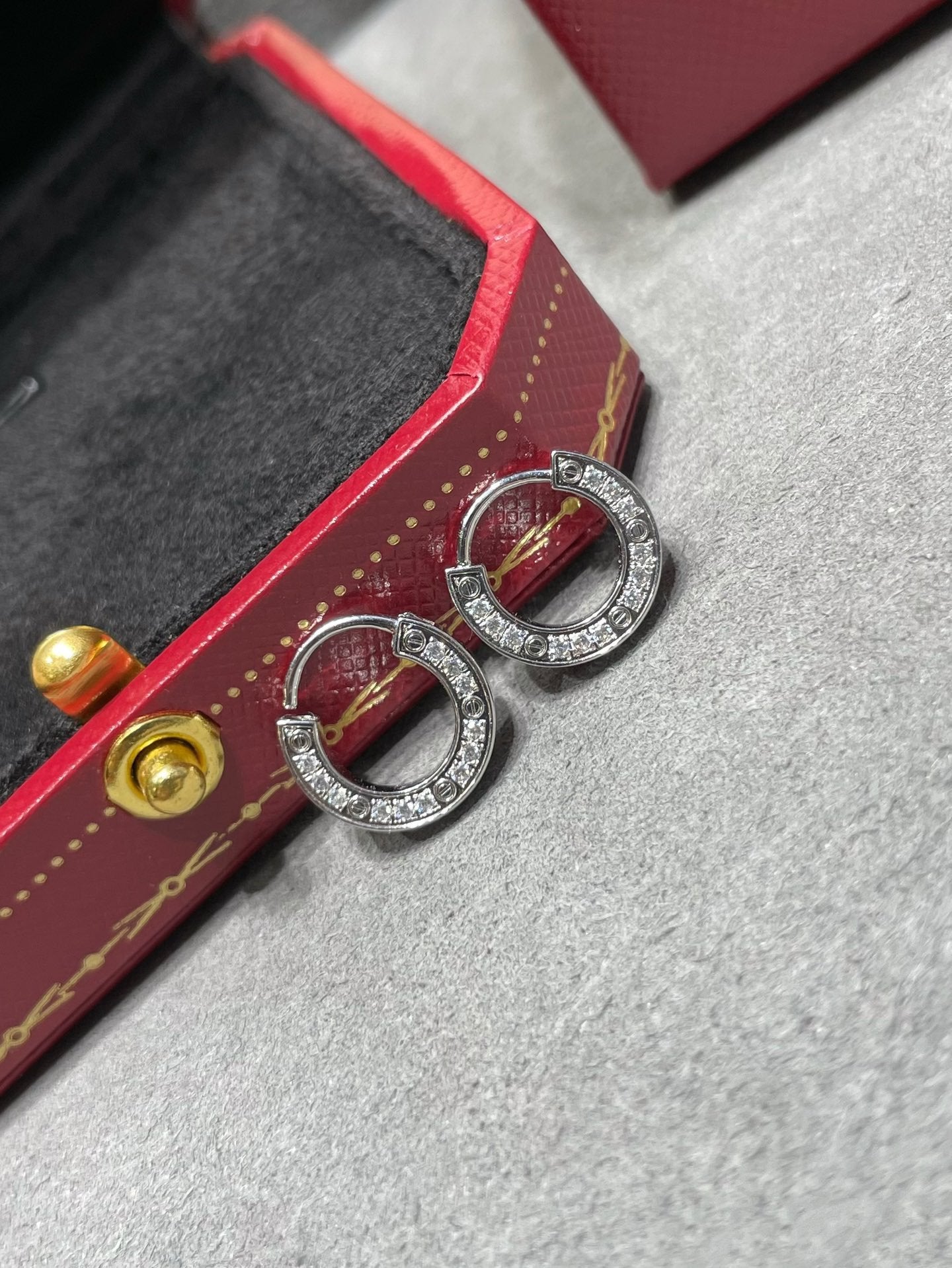 [Love's Uplift]LOVE DIAMOND EARRINGS