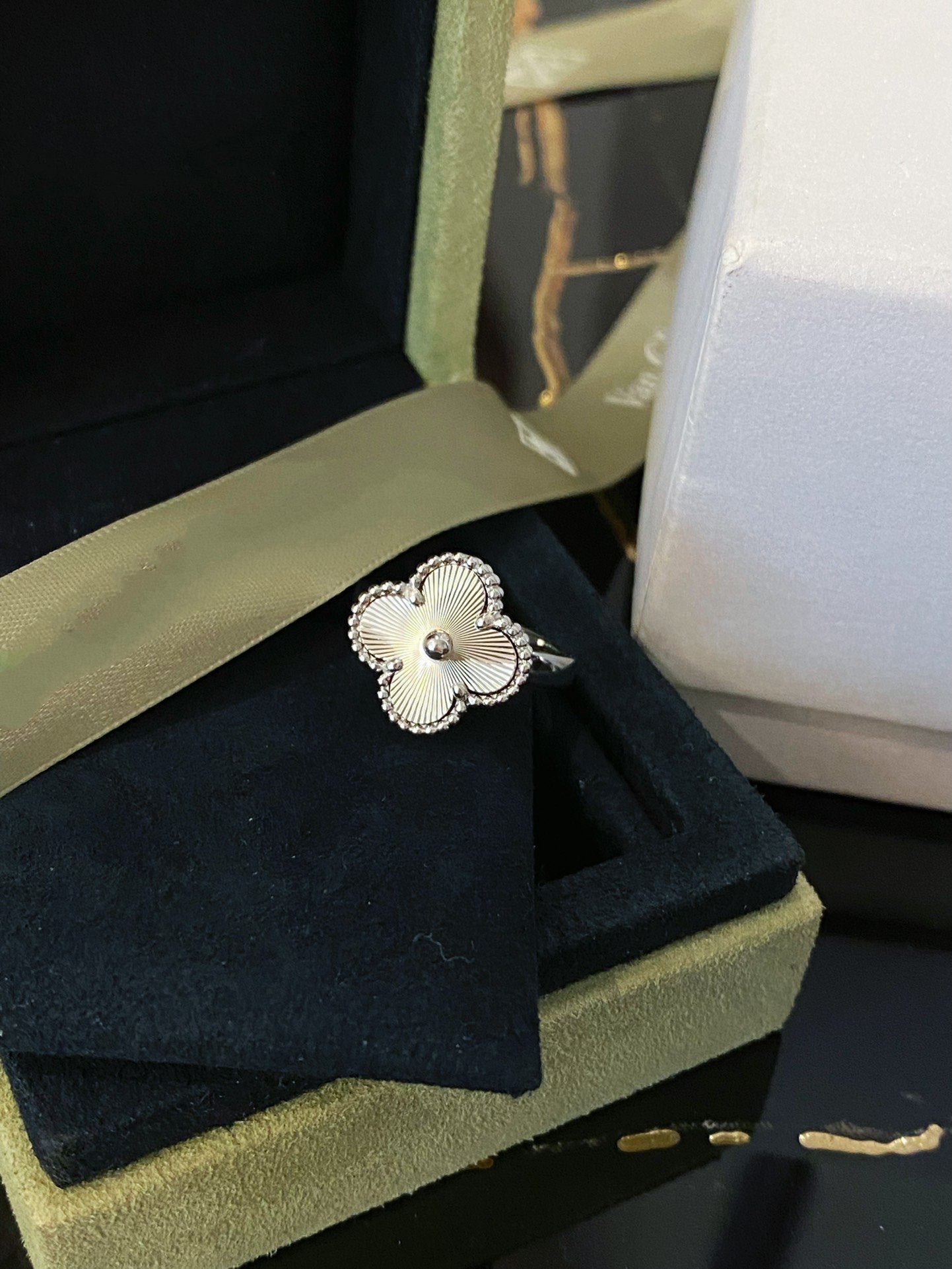 [Love's Uplift]CLOVER SILVER RING