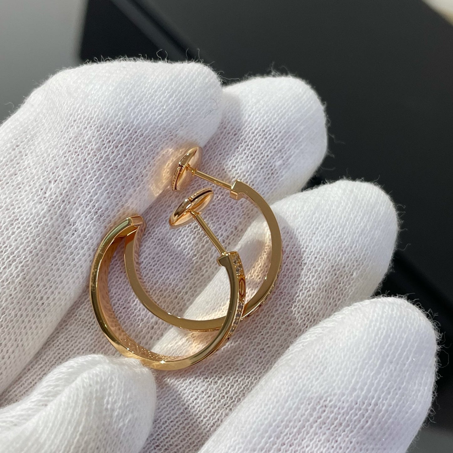 [Love's Uplift]LOVE DIAMOND PINK GOLD HOOP EARRINGS