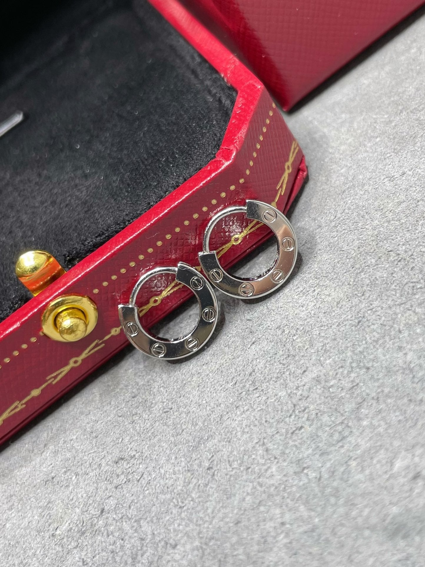 [Love's Uplift]LOVE MINI EARRINGS