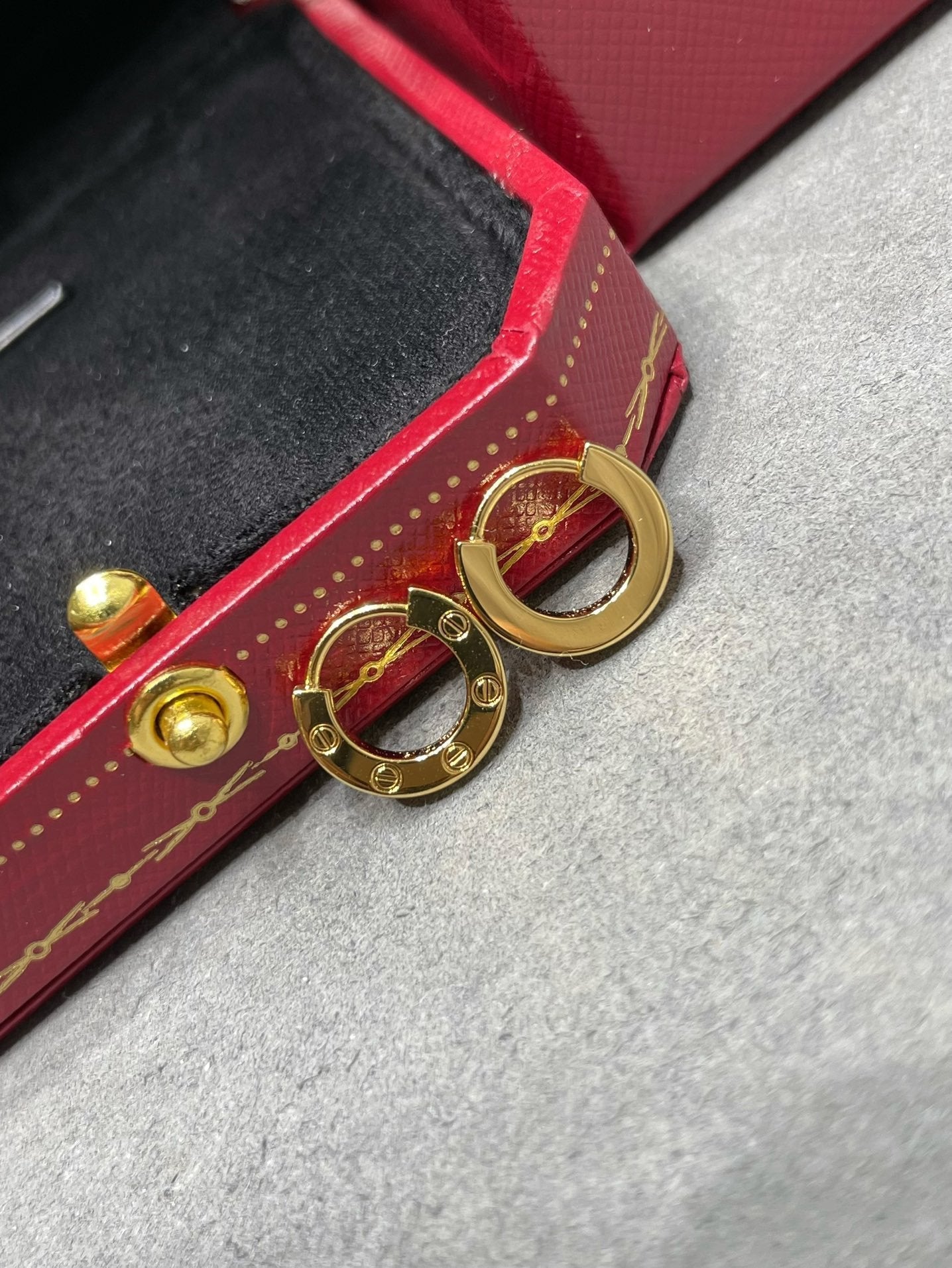 [Love's Uplift]LOVE MINI EARRINGS