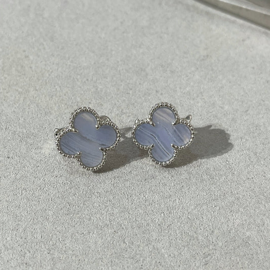 [Love's Uplift]CLOVER CHALCEDONY SILVER STUD EARRINGS