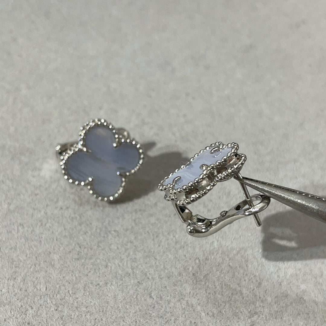 [Love's Uplift]CLOVER CHALCEDONY SILVER STUD EARRINGS