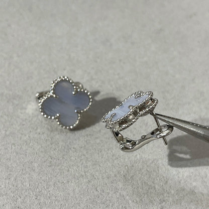 [Love's Uplift]CLOVER CHALCEDONY SILVER STUD EARRINGS