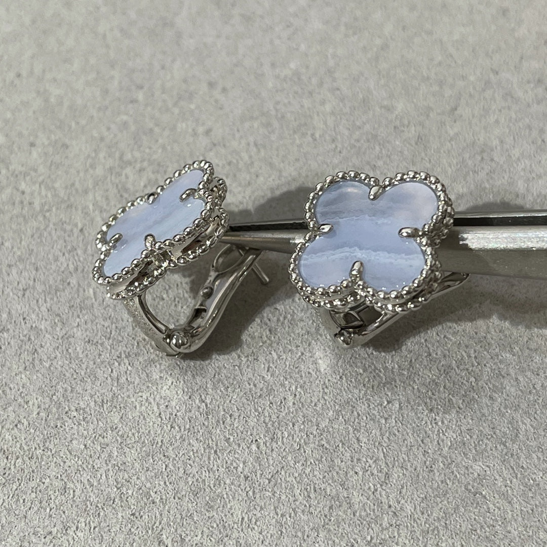 [Love's Uplift]CLOVER CHALCEDONY SILVER STUD EARRINGS