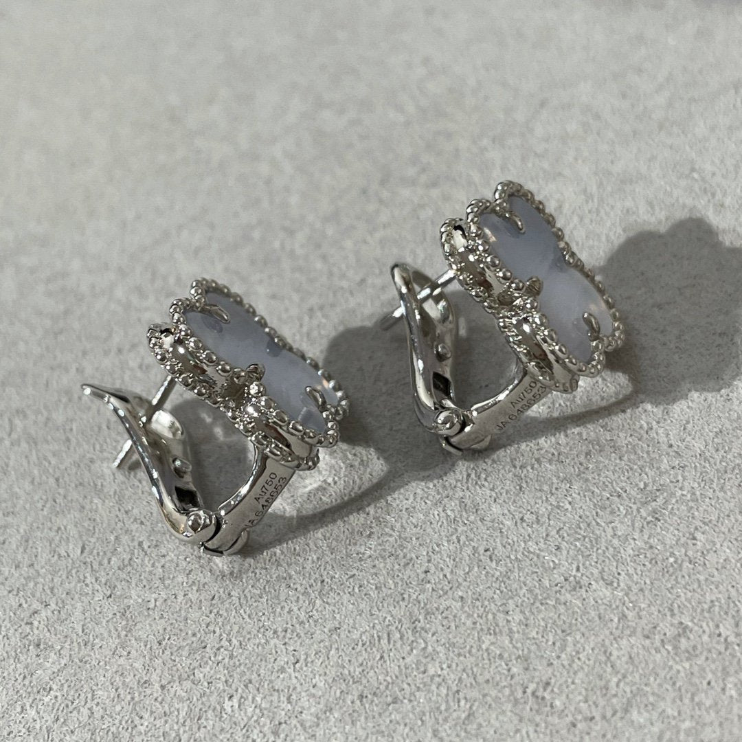 [Love's Uplift]CLOVER CHALCEDONY SILVER STUD EARRINGS