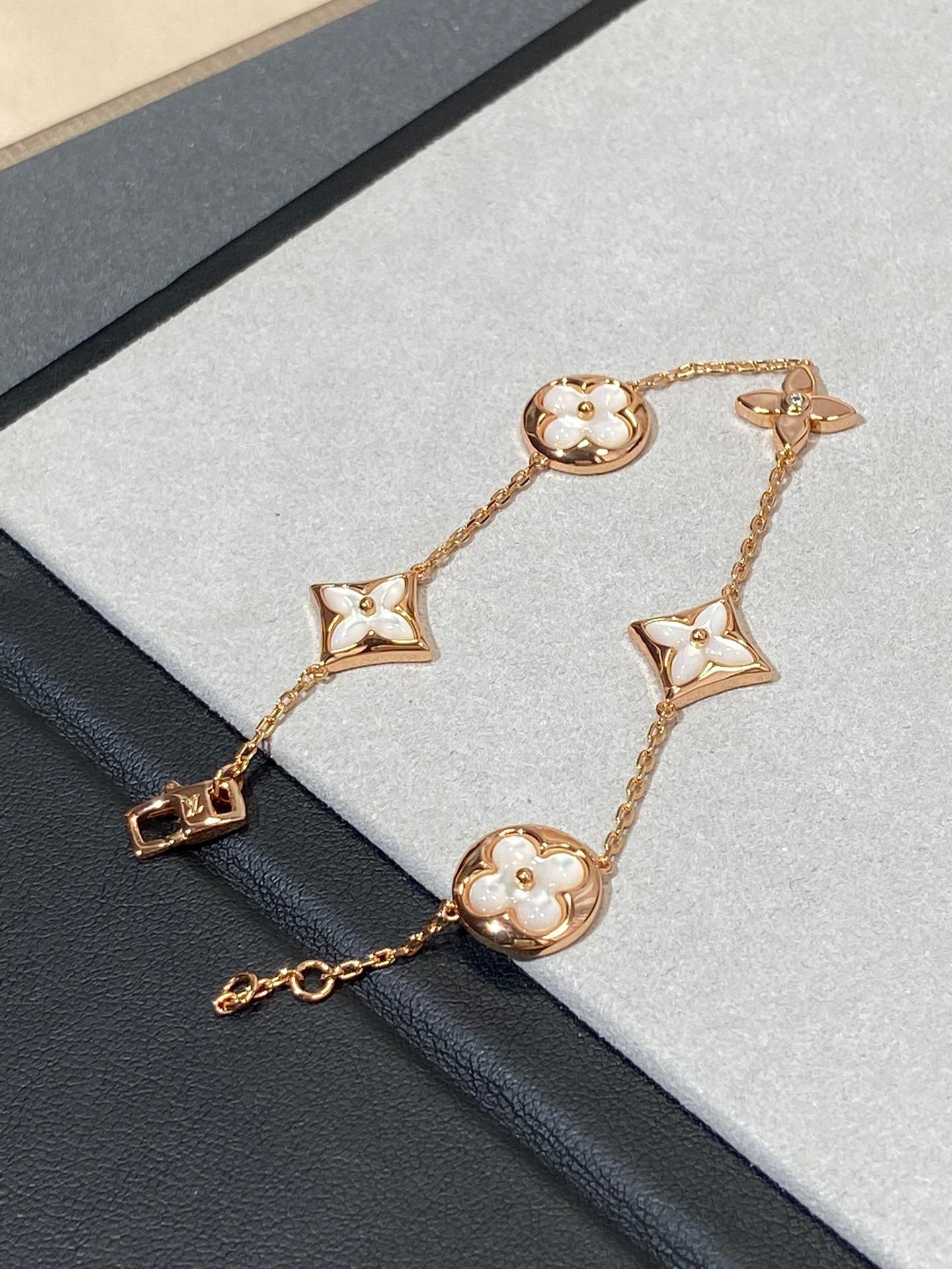 [Love's Uplift]STAR AND SUN 5 MOTIF MOP PINK GOLD BRACELET