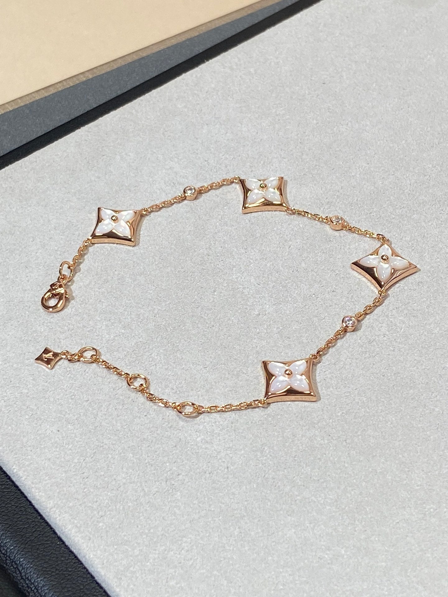 [Love's Uplift]STAR 4 MOTIF MOP DIAMOND PINK GOLD BRACELET