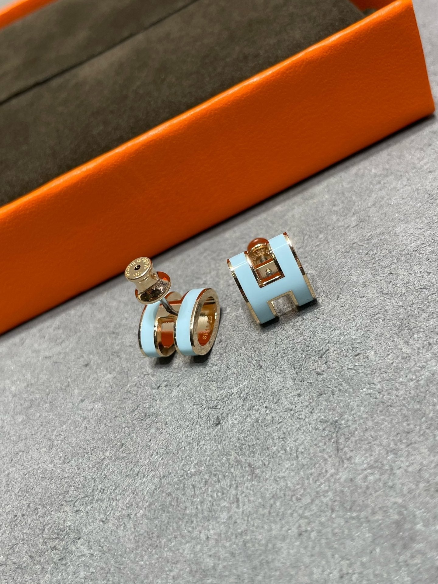 [Love's Uplift]POP H SKY BLUE STUD EARRINGS