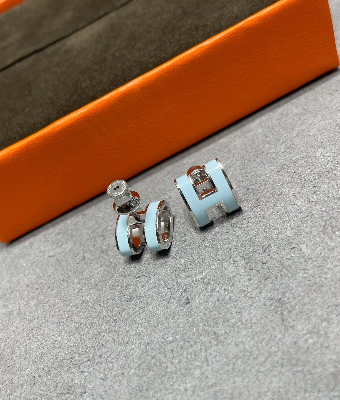 [Love's Uplift]POP H SKY BLUE STUD EARRINGS