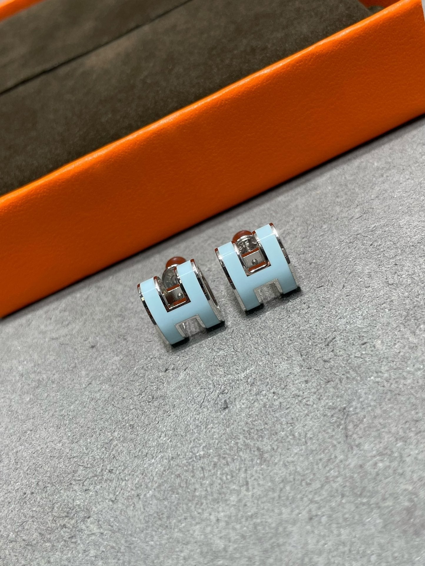 [Love's Uplift]POP H SKY BLUE STUD EARRINGS