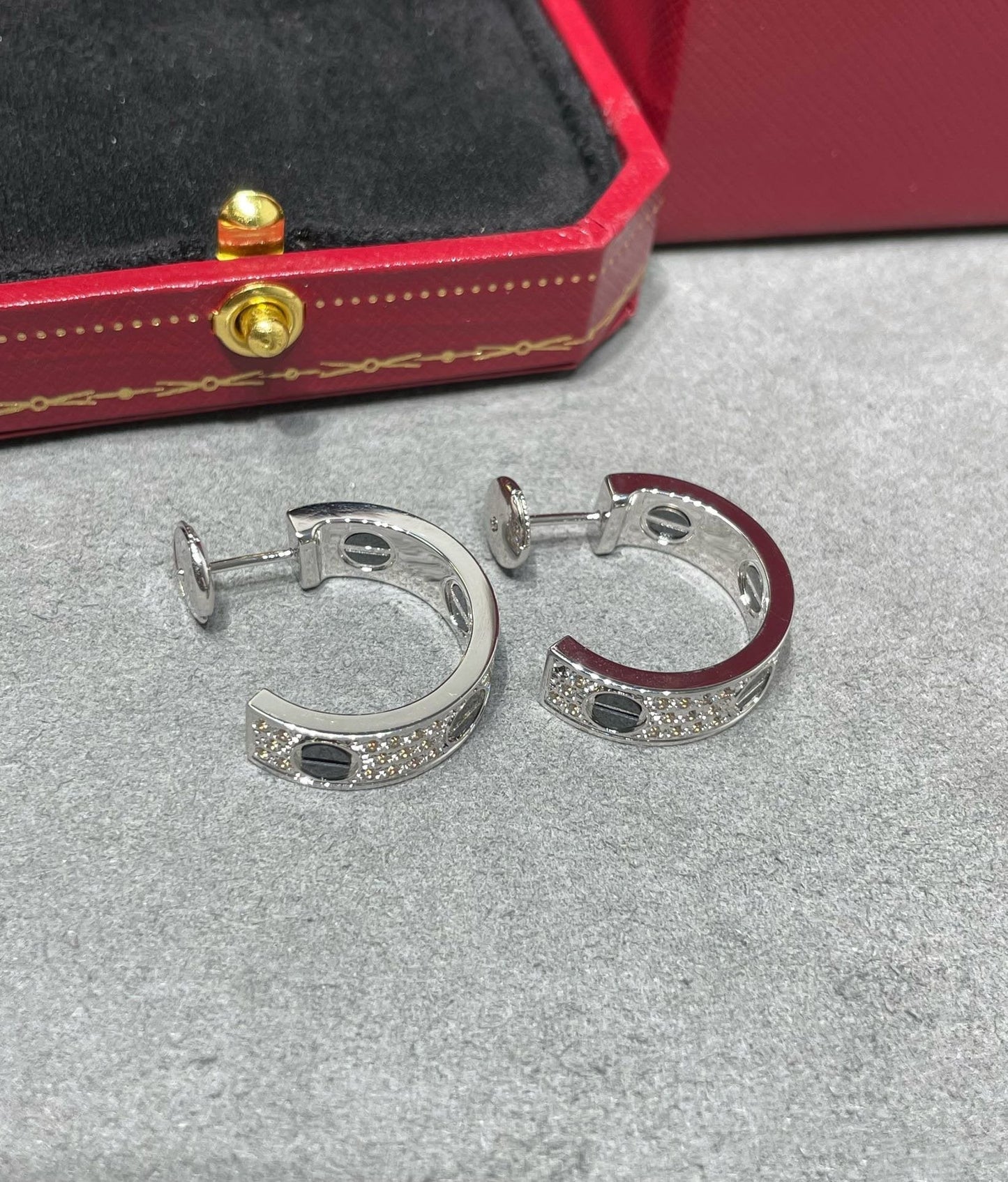[Love's Uplift]LOVE CERAMIC DIAMOND PAVED SILVER EARRINGS