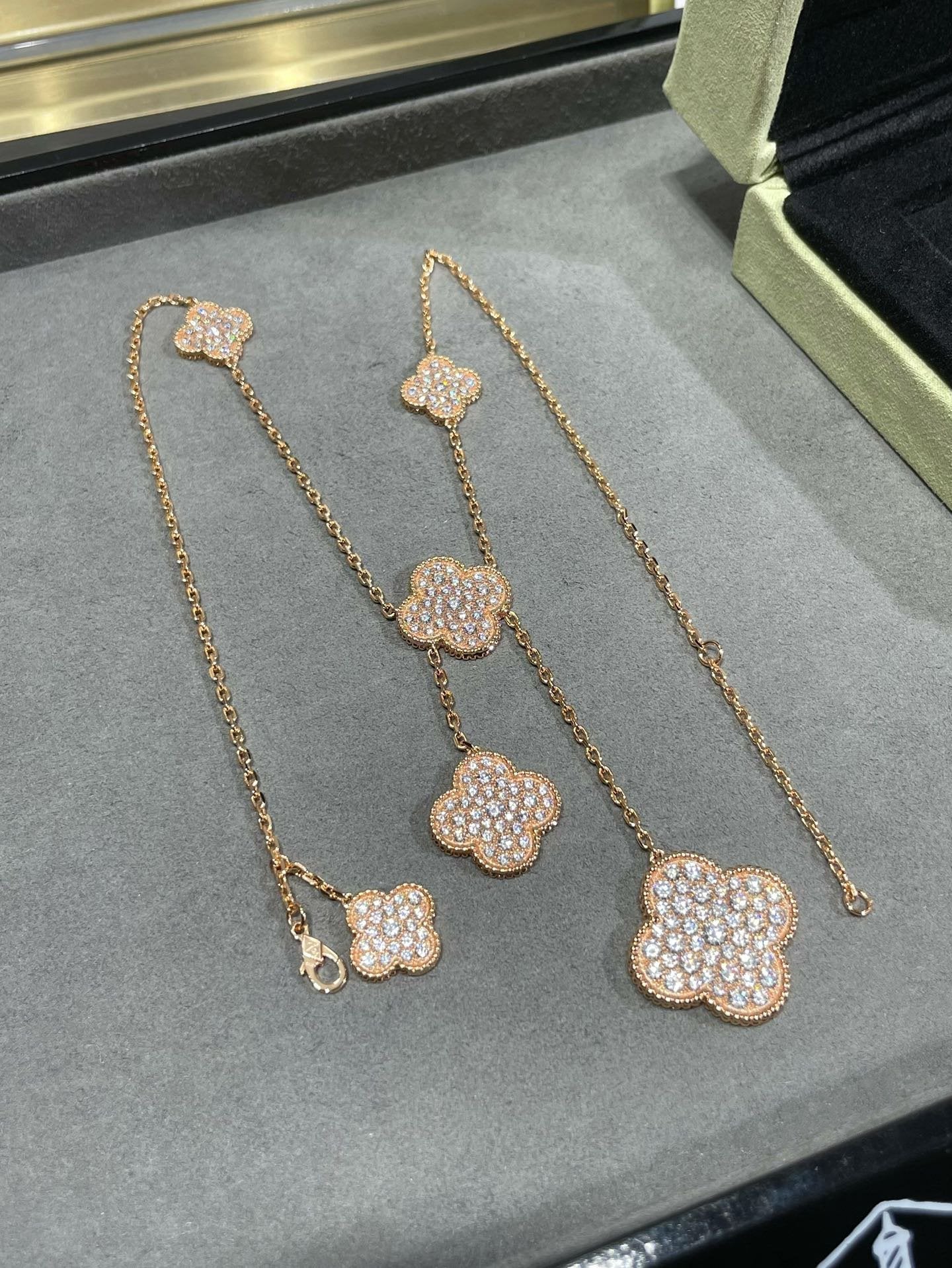 [Love's Uplift]CLOVER 6 MOTIF DIAMOND PAVED NECKLACE