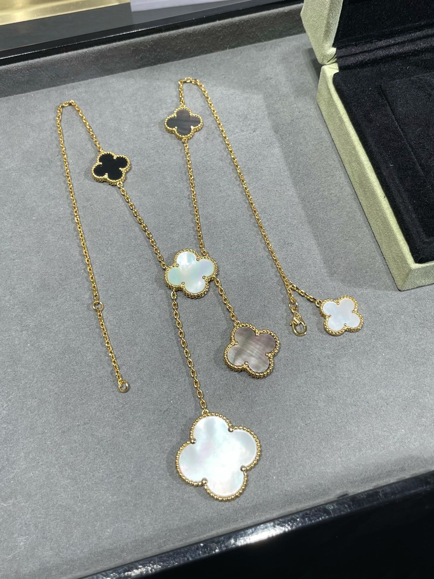 [Love's Uplift]CLOVER 6 MOTIF MOP ONYX GOLD NECKLACE