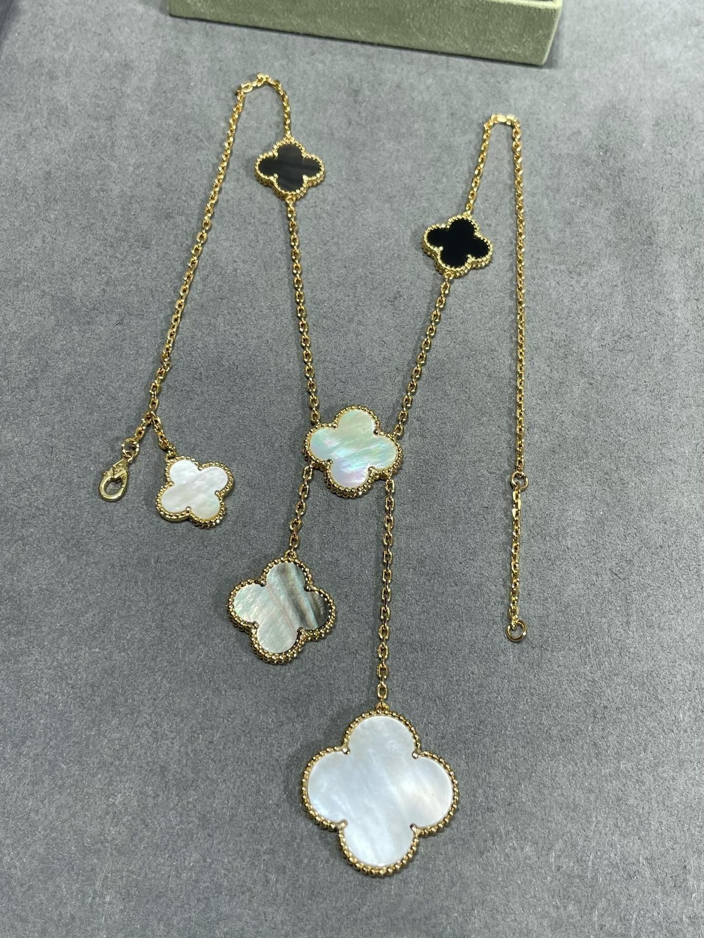 [Love's Uplift]CLOVER 6 MOTIF MOP ONYX GOLD NECKLACE