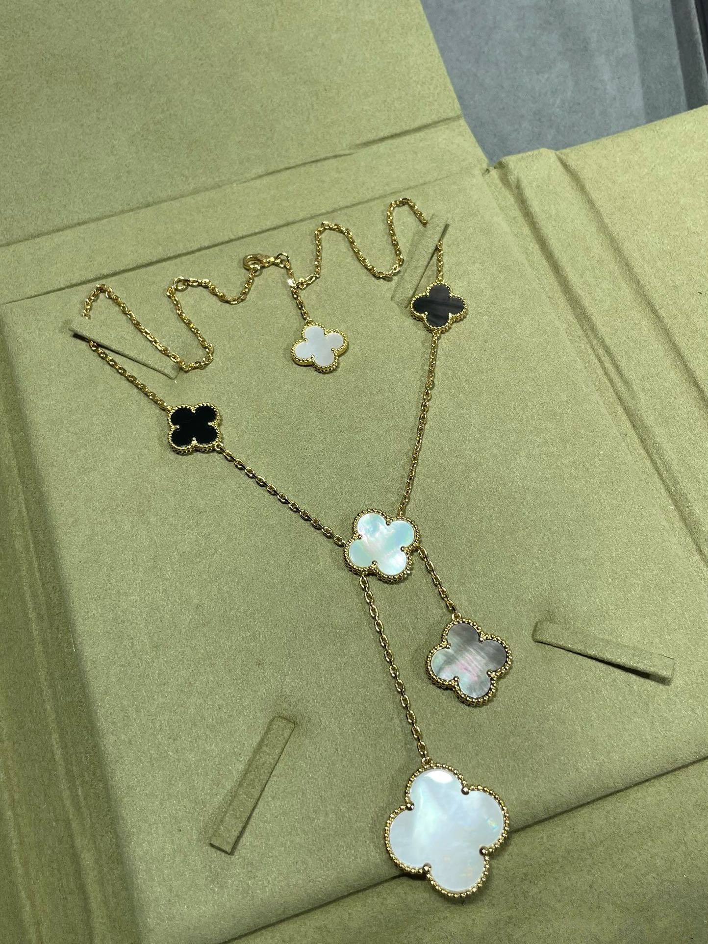 [Love's Uplift]CLOVER 6 MOTIF MOP ONYX GOLD NECKLACE