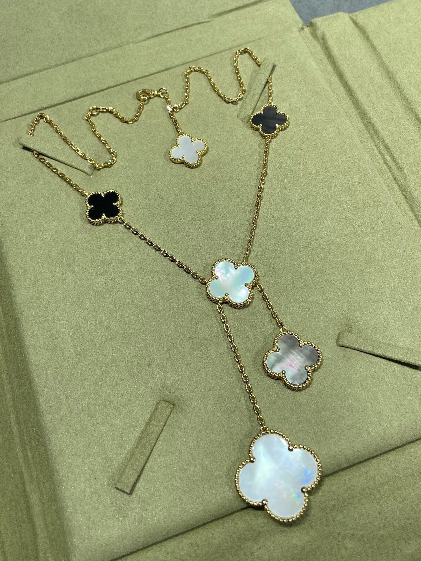 [Love's Uplift]CLOVER 6 MOTIF MOP ONYX GOLD NECKLACE