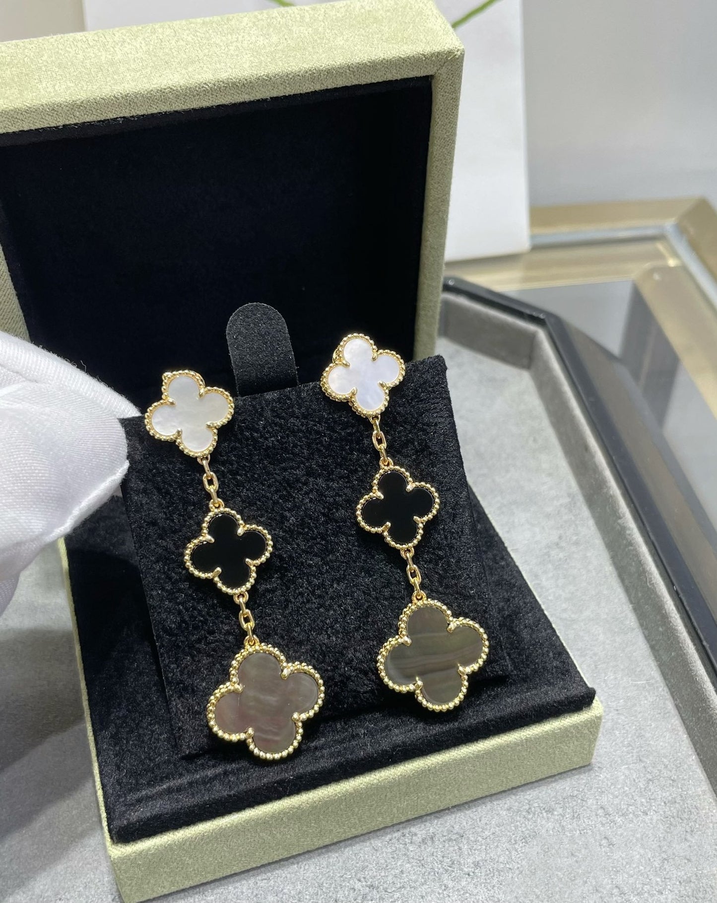 [Love's Uplift]CLOVER 3 MOTIF MOP ONYX DARK MOP PINK GOLD EARRINGS