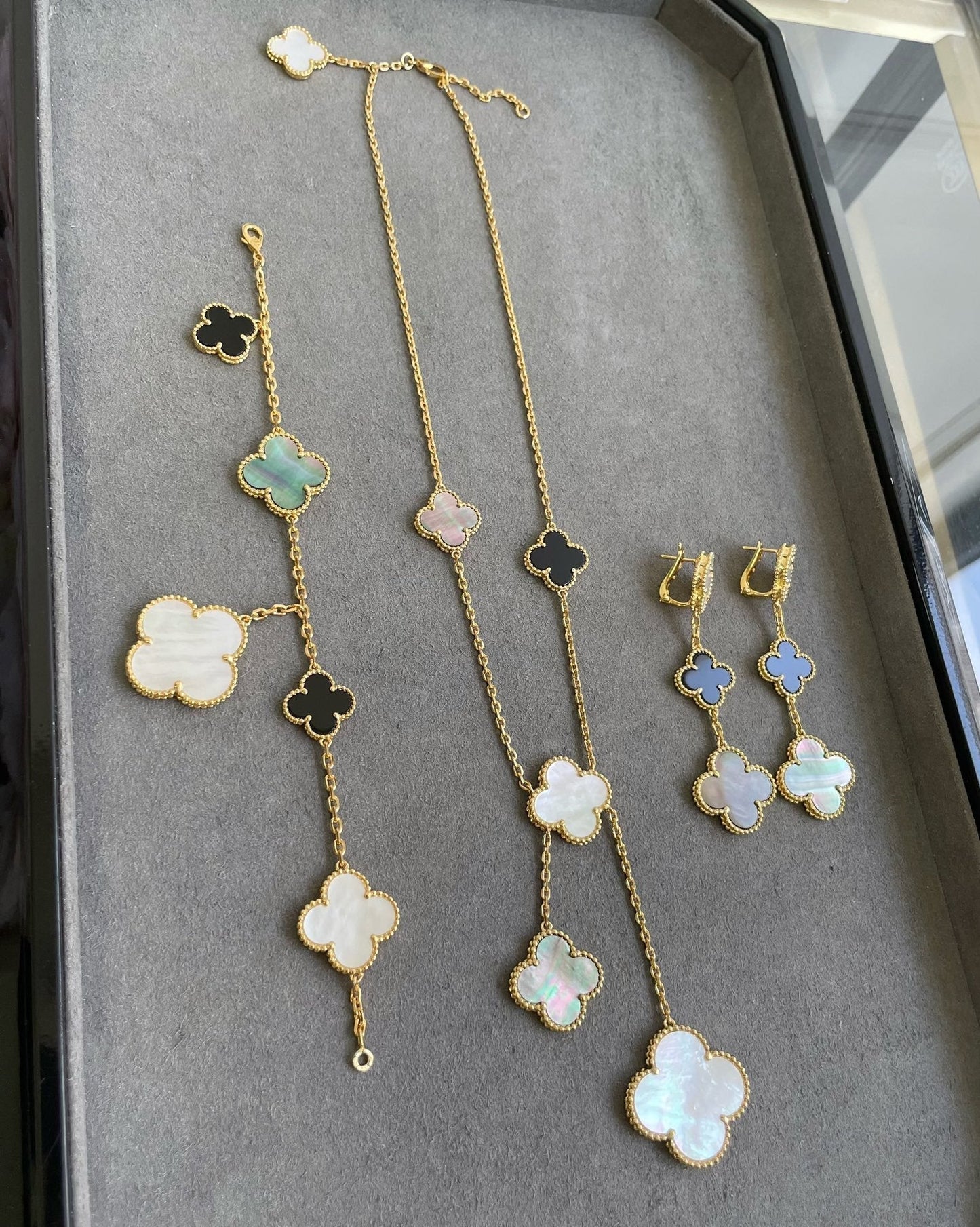 [Love's Uplift]CLOVER 3 MOTIF MOP ONYX DARK MOP PINK GOLD EARRINGS